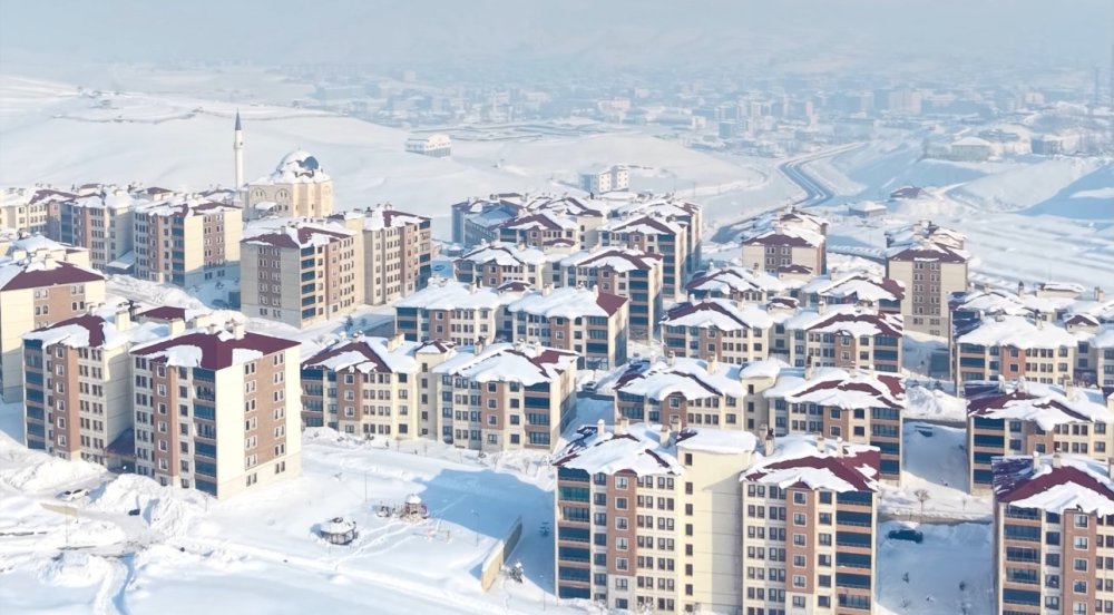 Yüksekova’da 3 metrelik buz sarkıtları oluştu