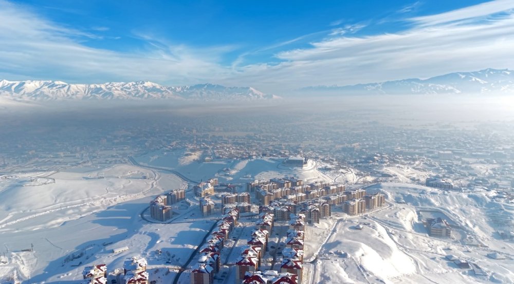 Yüksekova’da 3 metrelik buz sarkıtları oluştu