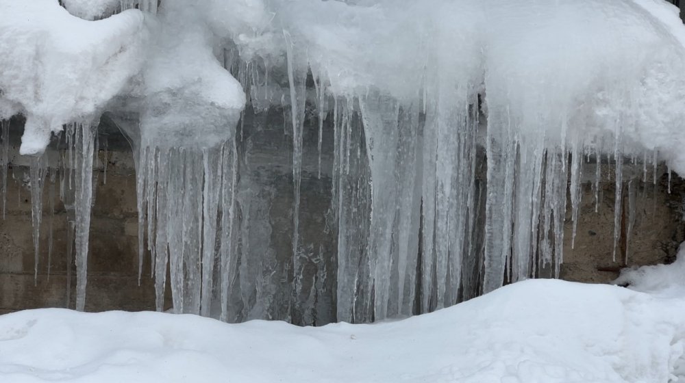 Yüksekova’da 3 metrelik buz sarkıtları oluştu