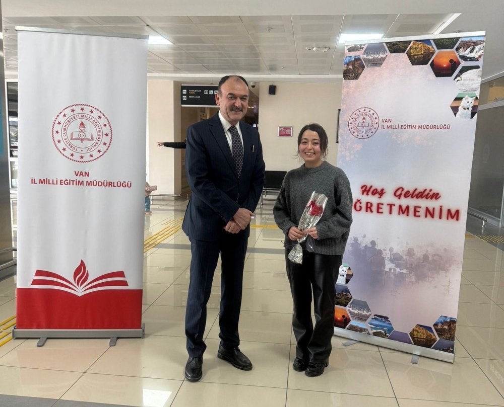 Van’a yeni atanan öğretmenler güllerle karşılandı