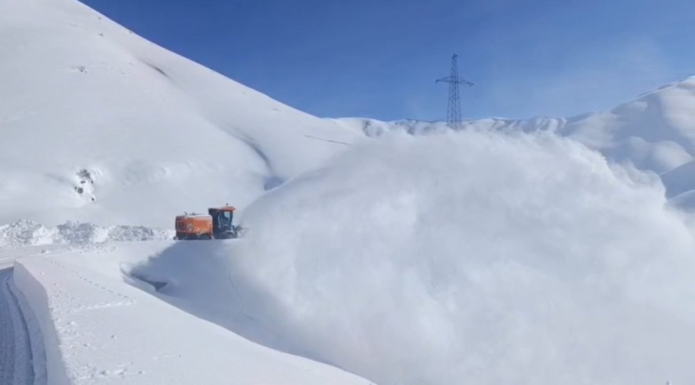 Hakkari’de karla mücadele sürüyor: 294 yerleşim yerinin yolu ulaşıma açıldı