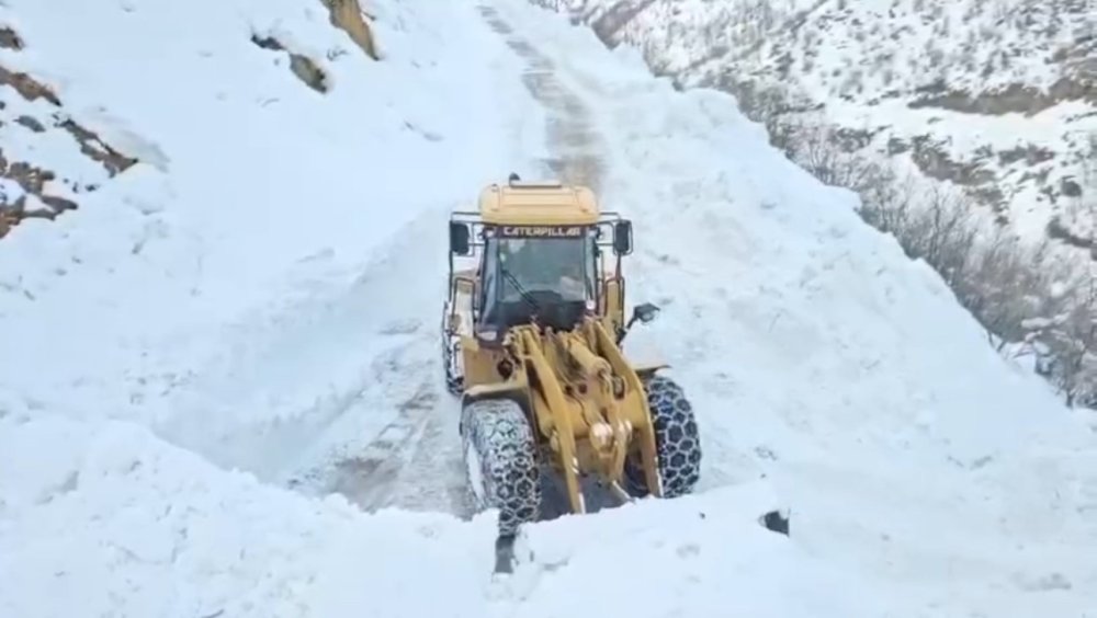 Hakkari’de karla mücadele sürüyor: 294 yerleşim yerinin yolu ulaşıma açıldı