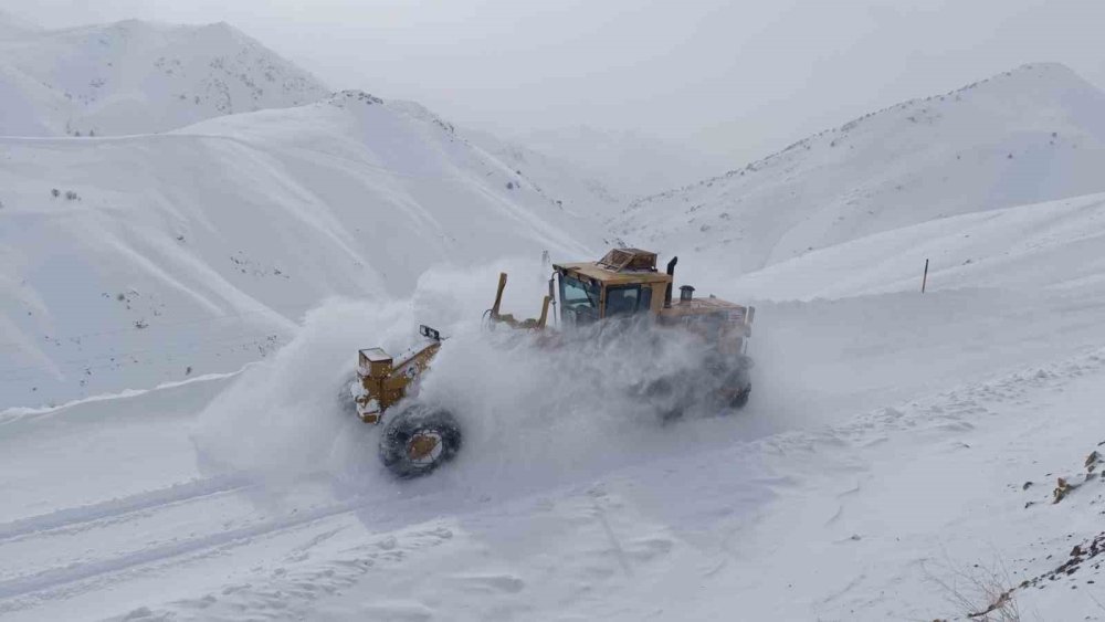 Hakkari’de karla mücadele sürüyor: 294 yerleşim yerinin yolu ulaşıma açıldı
