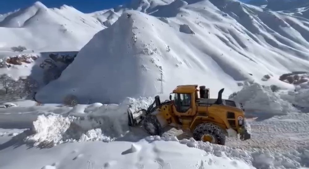 Hakkari’de karla mücadele sürüyor: 294 yerleşim yerinin yolu ulaşıma açıldı