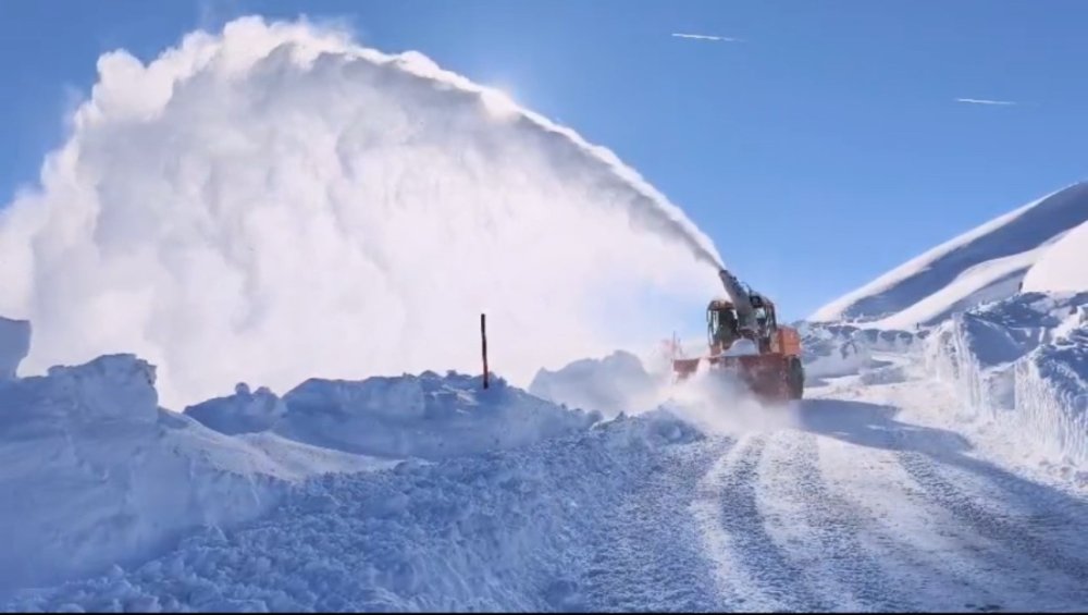 Hakkari’de karla mücadele sürüyor: 294 yerleşim yerinin yolu ulaşıma açıldı