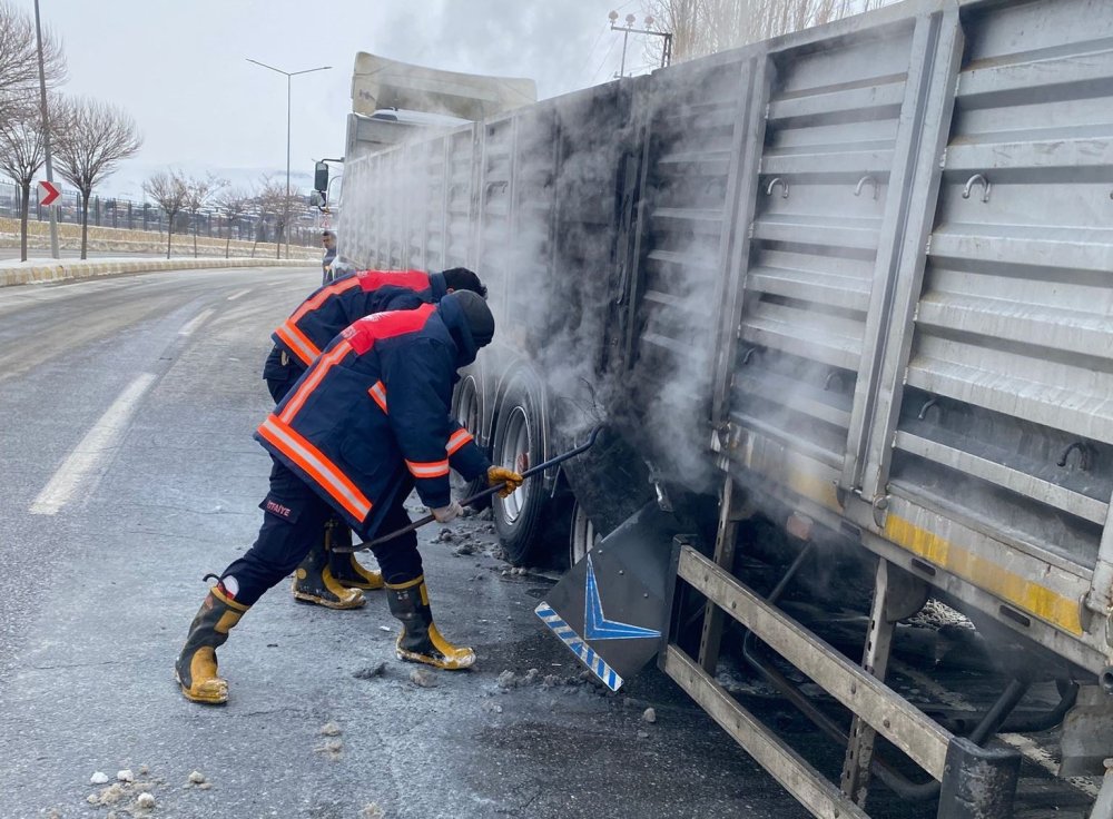 Seyir halindeki tırın lastikleri yandı