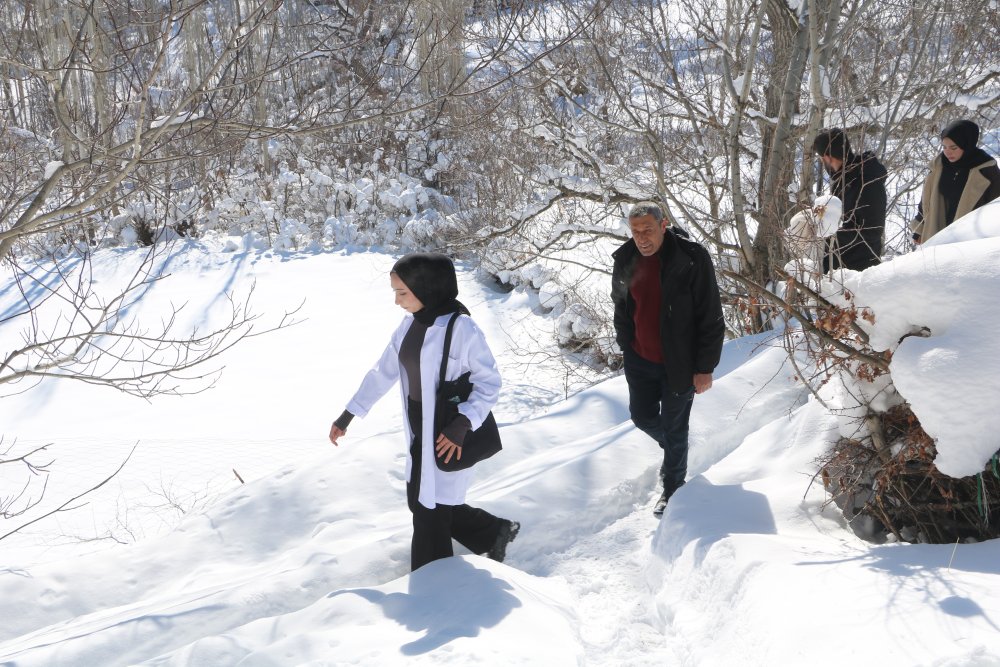 Yüksekova’da karla kapanan mezralara sağlık hizmeti