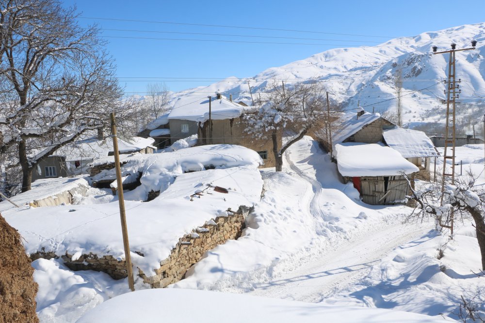 Yüksekova’da karla kapanan mezralara sağlık hizmeti