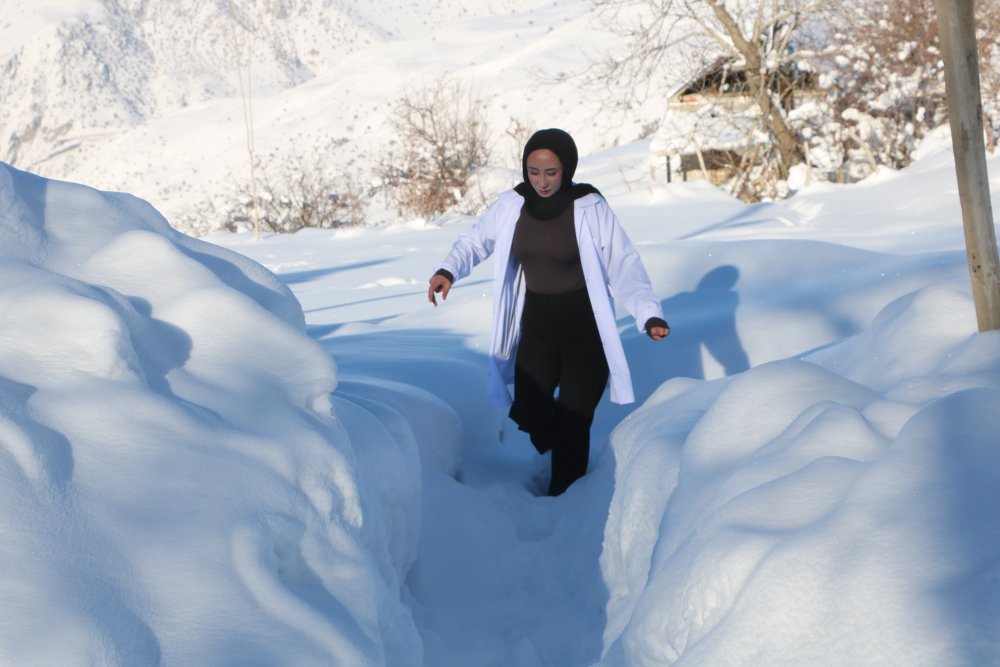 Yüksekova’da karla kapanan mezralara sağlık hizmeti
