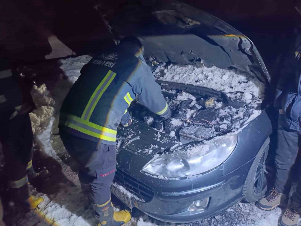 Erciş'te seyir halindeyken yanan aracın motoruna karla müdahale