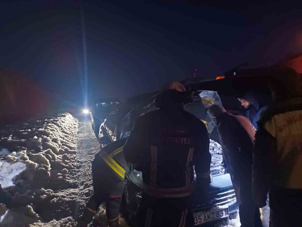 Erciş'te seyir halindeyken yanan aracın motoruna karla müdahale