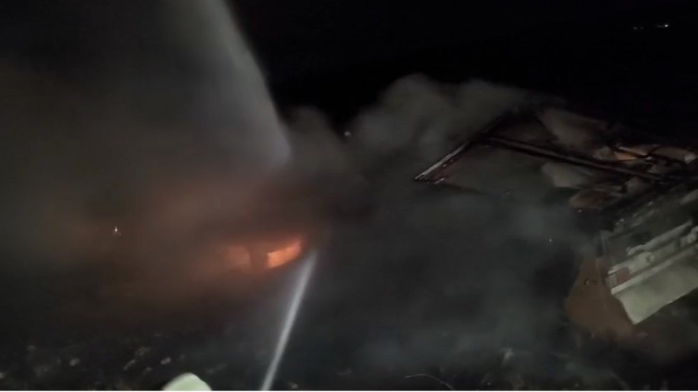 Nusaybin'de şarampole devrilen tırda çıkan yangın söndürüldü