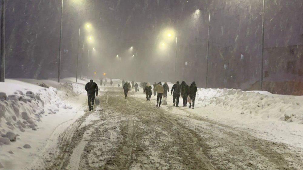 Araçlar TOKİ yolunu çıkamadı, vatandaşlar evlerine yaya gitti