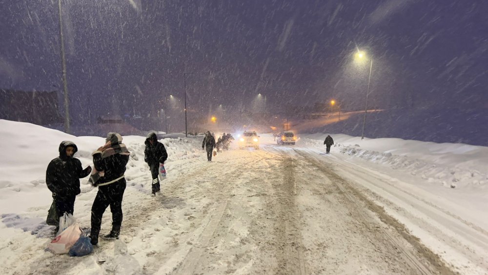 Araçlar TOKİ yolunu çıkamadı, vatandaşlar evlerine yaya gitti