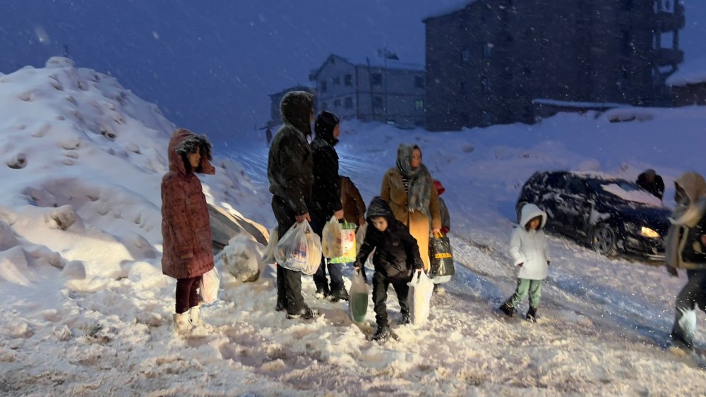 Araçlar TOKİ yolunu çıkamadı, vatandaşlar evlerine yaya gitti