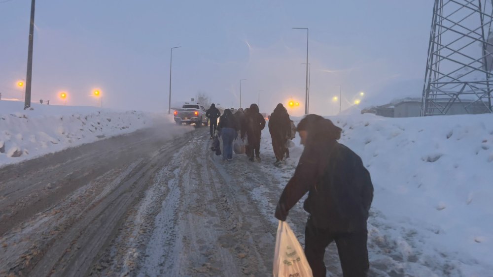 Araçlar TOKİ yolunu çıkamadı, vatandaşlar evlerine yaya gitti