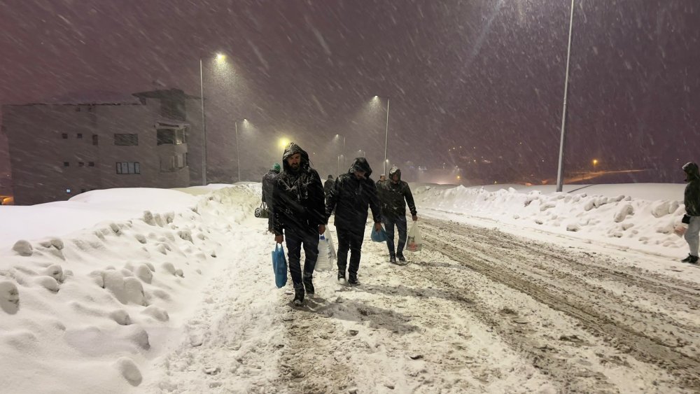 Araçlar TOKİ yolunu çıkamadı, vatandaşlar evlerine yaya gitti