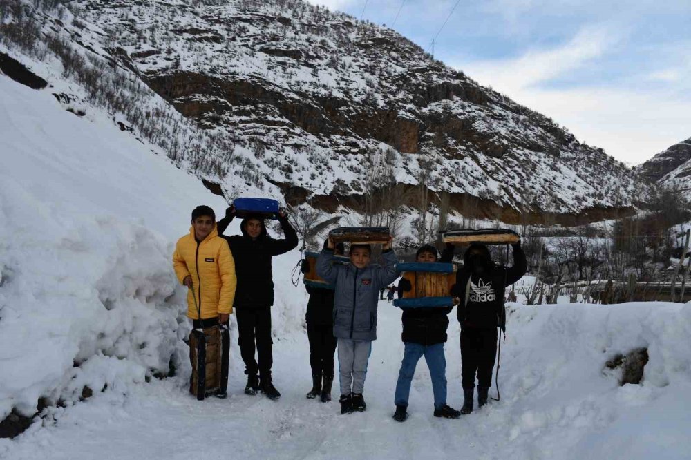 Beytüşşebap'ta çocukların kızaklarla kar keyfi