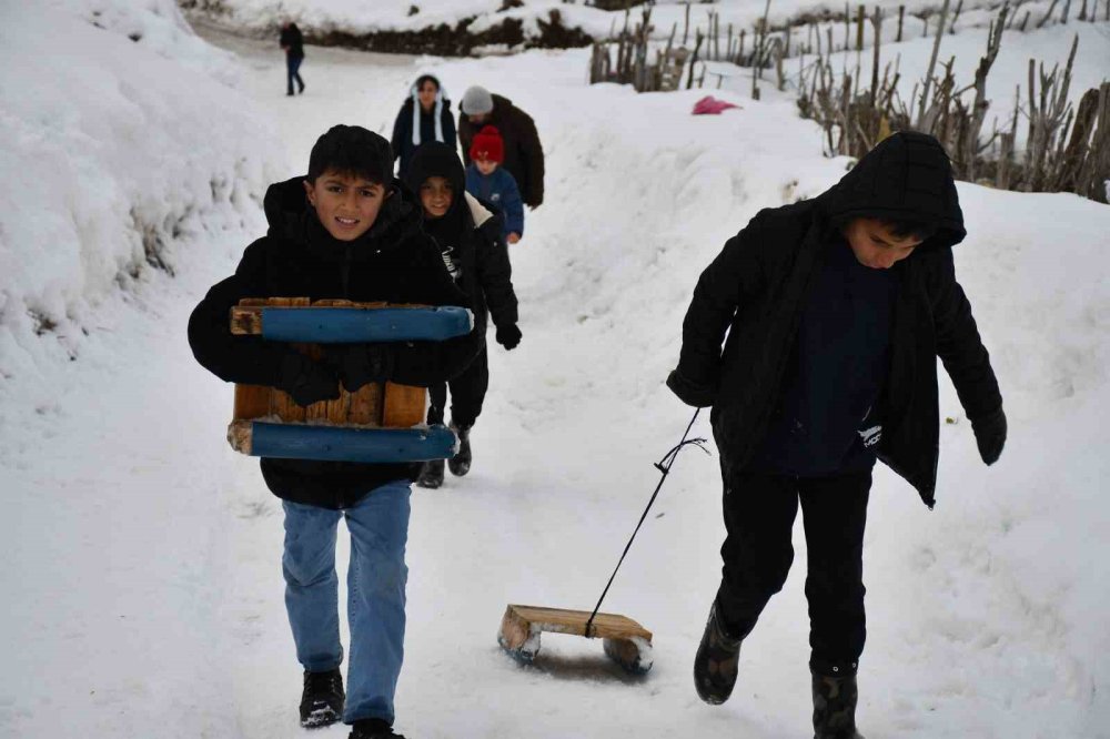 Beytüşşebap'ta çocukların kızaklarla kar keyfi