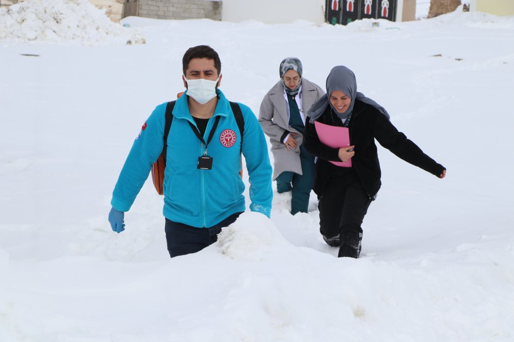 Doktor Didem, dondurucu soğukta 1,5 metre karda yürüyerek hastalara ulaşıyor