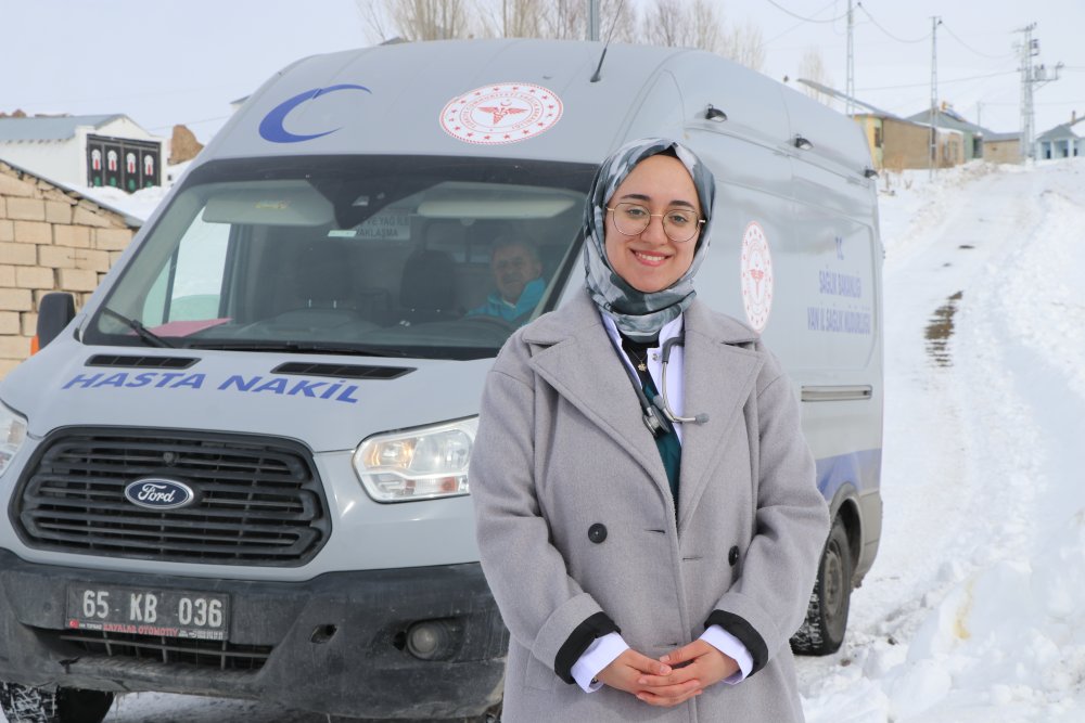 Doktor Didem, dondurucu soğukta 1,5 metre karda yürüyerek hastalara ulaşıyor