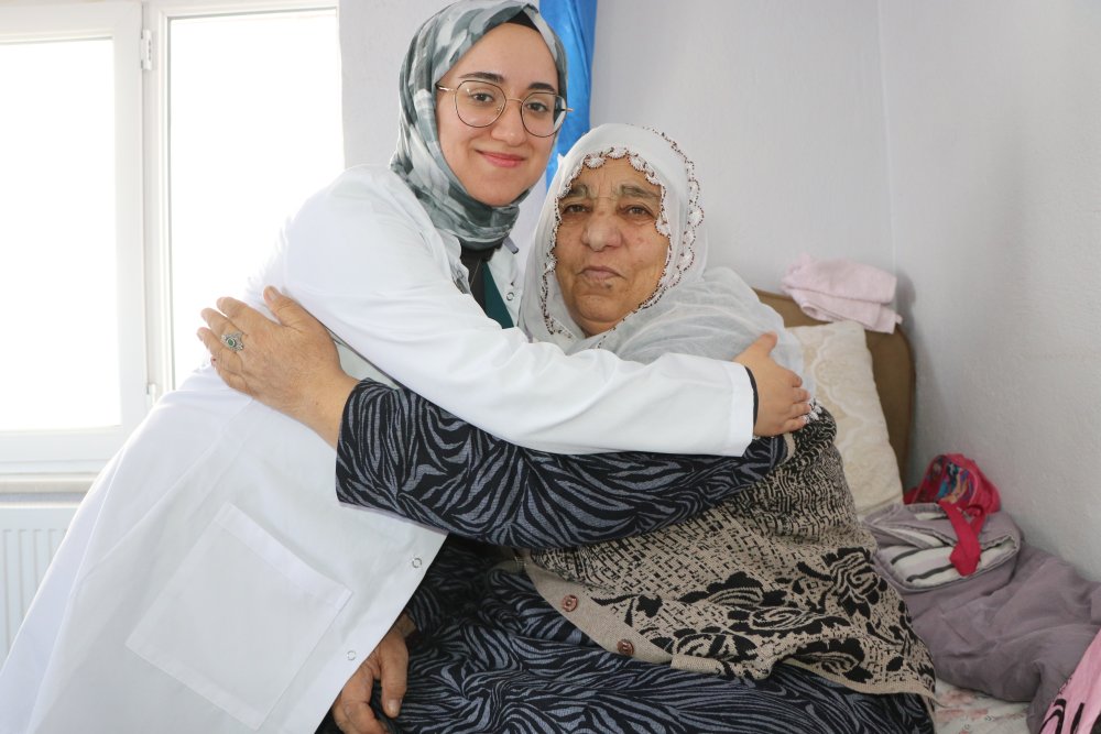 Doktor Didem, dondurucu soğukta 1,5 metre karda yürüyerek hastalara ulaşıyor