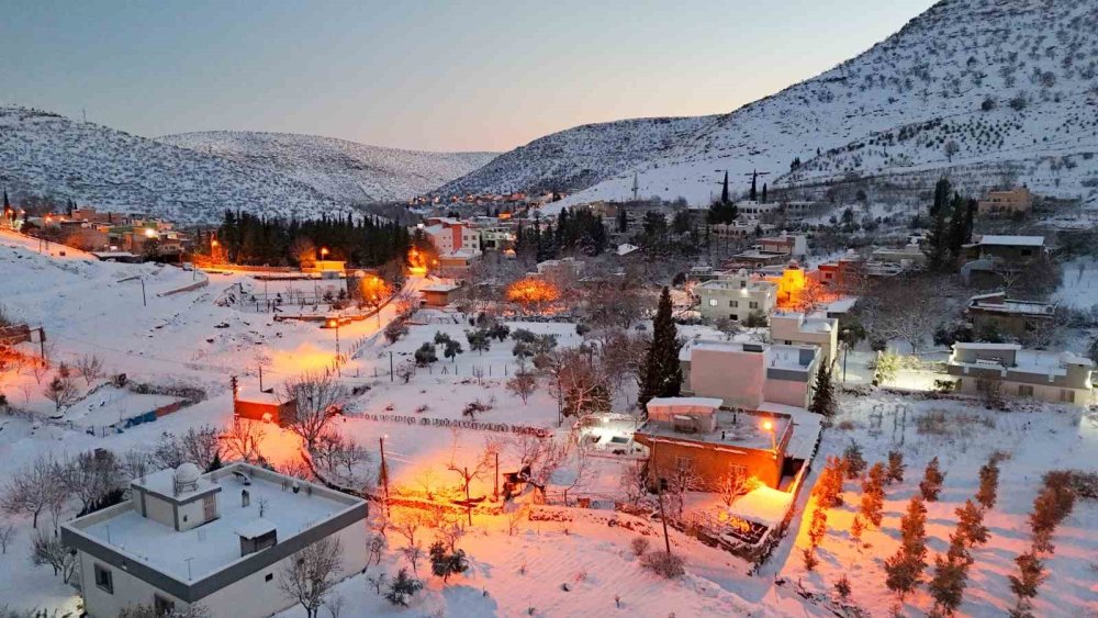 Nusaybin'de beyaza bürünen mahalle ihtişamı ile kendine hayran bıraktı