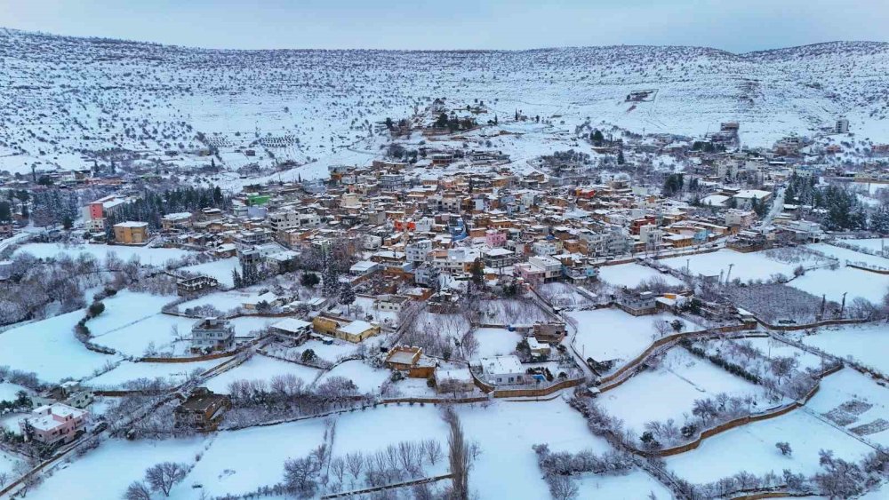 Nusaybin'de beyaza bürünen mahalle ihtişamı ile kendine hayran bıraktı