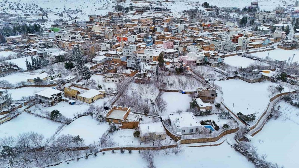 Nusaybin'de beyaza bürünen mahalle ihtişamı ile kendine hayran bıraktı