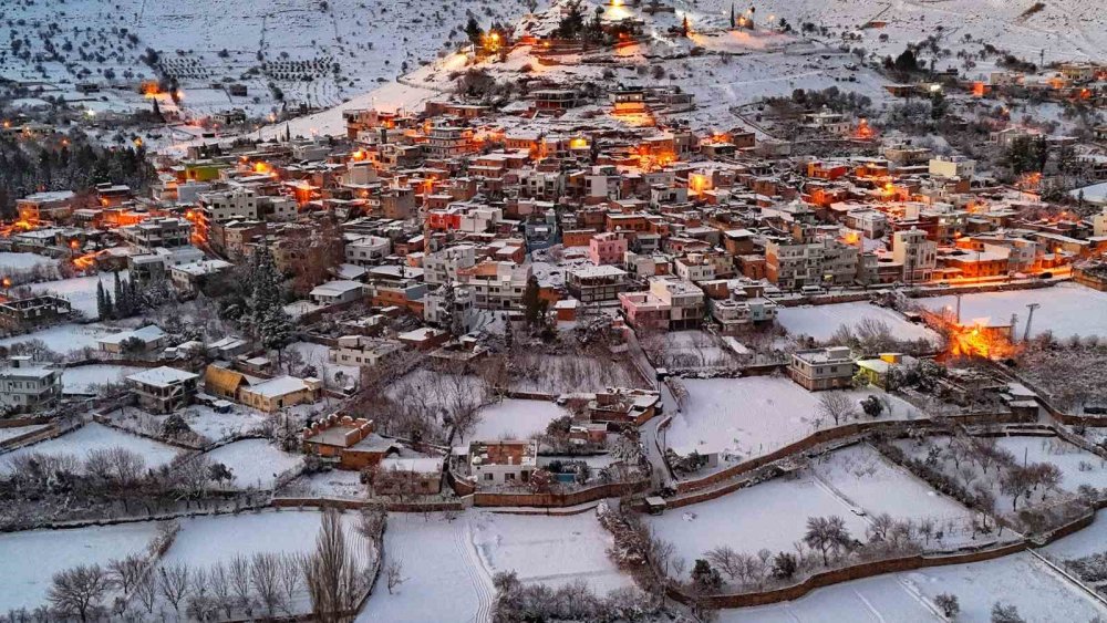 Nusaybin'de beyaza bürünen mahalle ihtişamı ile kendine hayran bıraktı