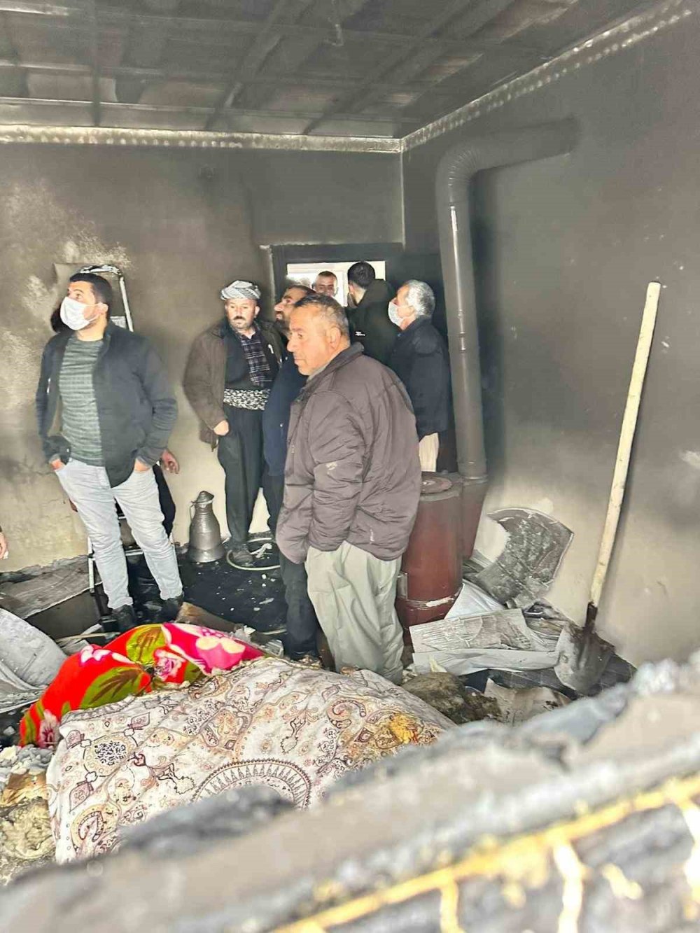 Derecik'te ev yangını: Kış ortasında evsiz kaldılar