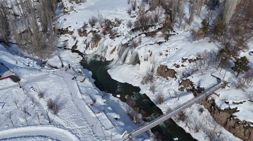 Muradiye Şelalesi beyaz gelinliğini giydi
