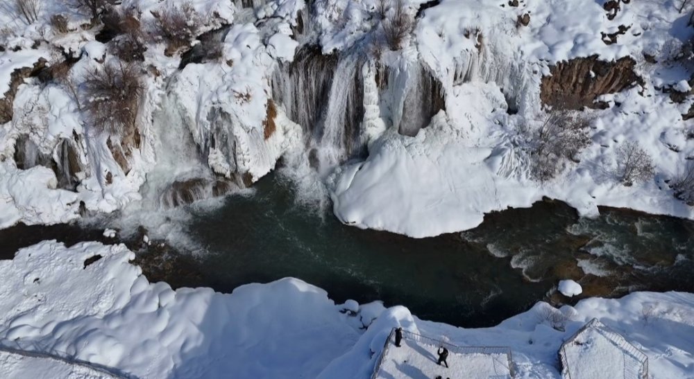 Muradiye Şelalesi beyaz gelinliğini giydi