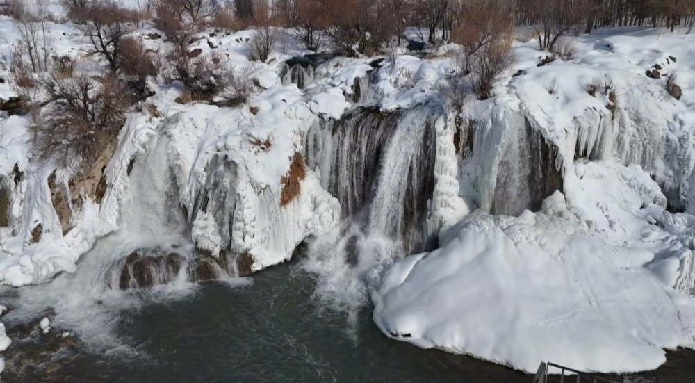 Muradiye Şelalesi beyaz gelinliğini giydi