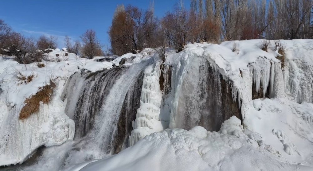 Muradiye Şelalesi beyaz gelinliğini giydi