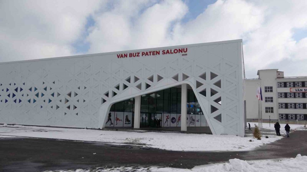 Van'daki buz pateni pisti tatilde çocukların uğrak noktası oldu