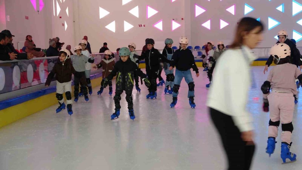 Van'daki buz pateni pisti tatilde çocukların uğrak noktası oldu