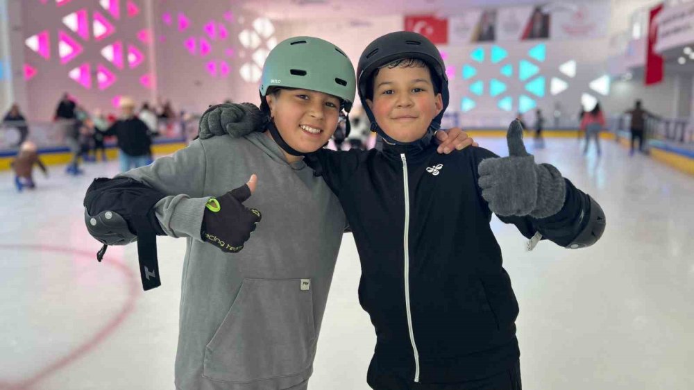Van'daki buz pateni pisti tatilde çocukların uğrak noktası oldu