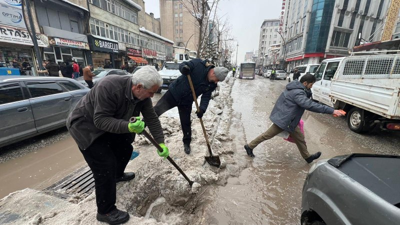 yuksekova-cengiz-topel-caddesini-su-basti-hakkari.jpeg