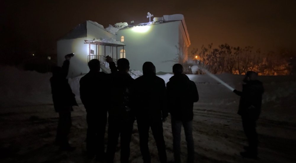 Yüksekova’da cemaat namazdayken çatı çöktü: İmam anons etti, köylü küreği ve halatıyla yardıma koştu