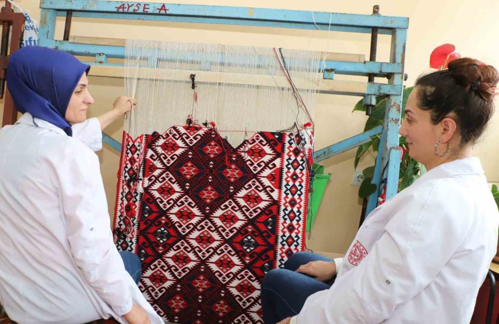 Hakkari’nin kilim mirası halk eğitim kurslarıyla sürdürülüyor
