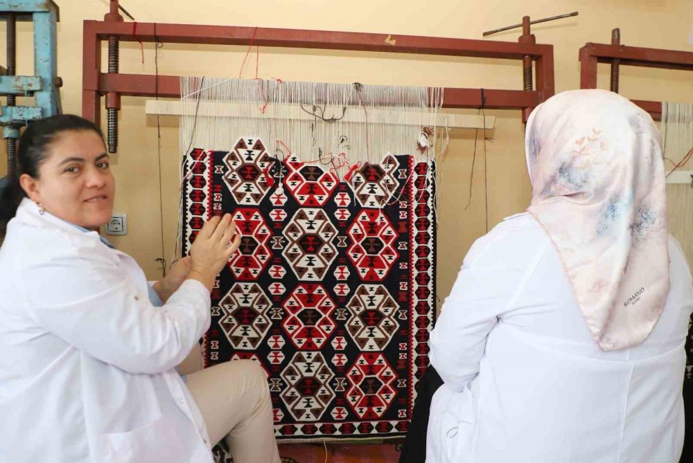 Hakkari’nin kilim mirası halk eğitim kurslarıyla sürdürülüyor
