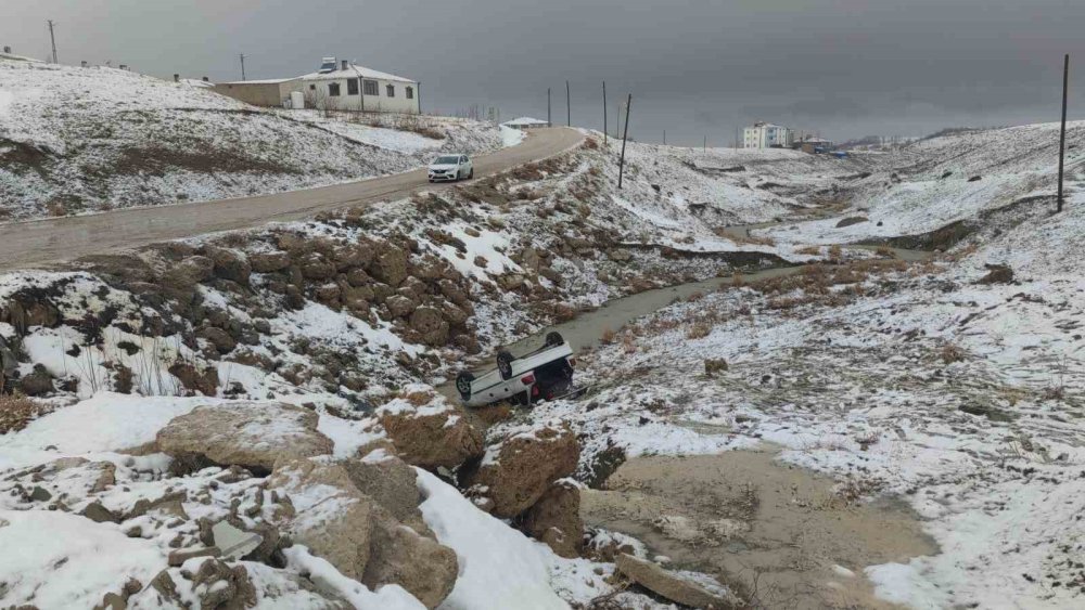 Van’da otomobil dereye uçtu: 3 kişi yaralandı