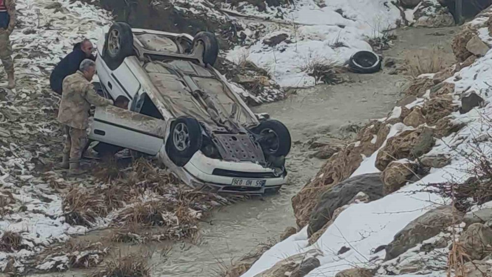 Van’da otomobil dereye uçtu: 3 kişi yaralandı