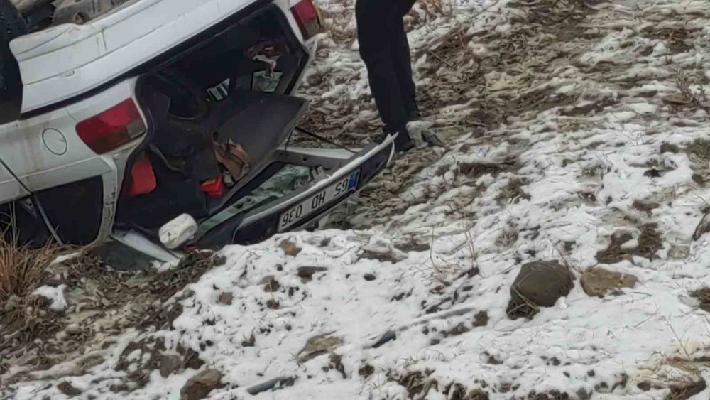 Van’da otomobil dereye uçtu: 3 kişi yaralandı