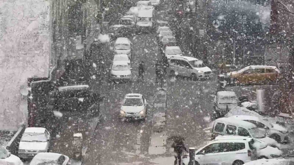 Vanlılar güne kar yağışıyla başladı