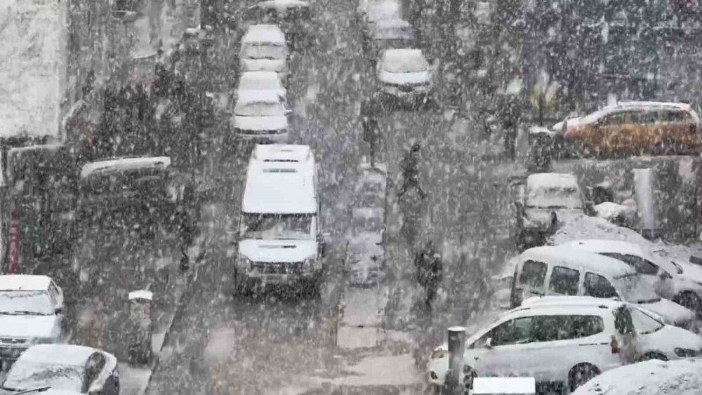 Vanlılar güne kar yağışıyla başladı