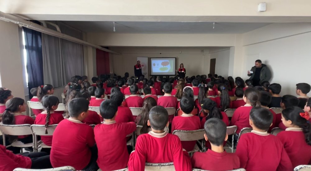 2 bin rakımda gıda seferberliği: Karlı yolları aşarak çocuklara bilgi taşıdılar