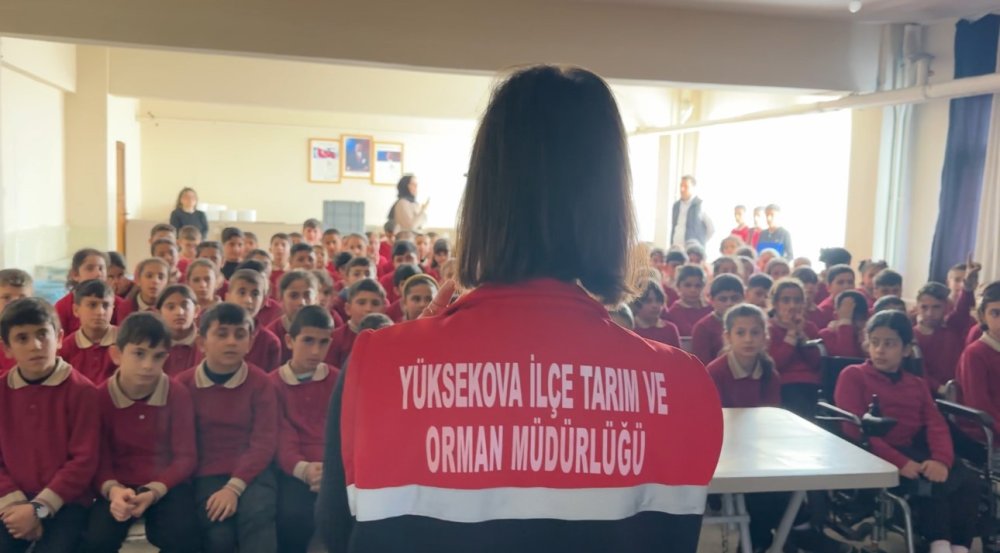 2 bin rakımda gıda seferberliği: Karlı yolları aşarak çocuklara bilgi taşıdılar