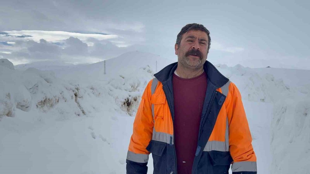 Suların donduğu bölgedeki hayvanlara su götürüldü